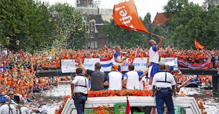 荷兰队运河乘船大巡游 享受冠军级礼遇